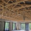 Charpente en bois dans une construction neuve à Fréjus.