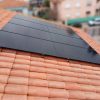 Installation de panneaux solaires sur un toit en tuiles.