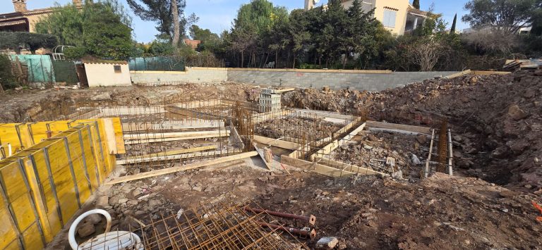 pose des armatures en acier pour les fondations d'une villa à Boulouris.