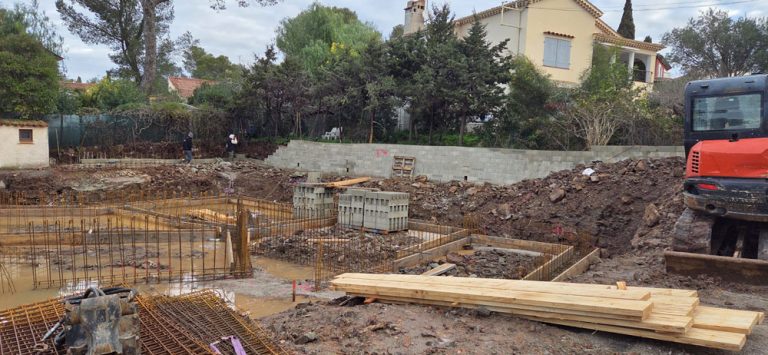 pose des armatures en acier pour les fondations d'une villa à Boulouris.