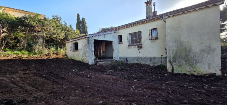 démolition complète d'une bâtisse ancienne pour reconstruction à Saint-Raphaël.