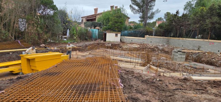 pose des armatures en acier pour les fondations d'une villa à Boulouris