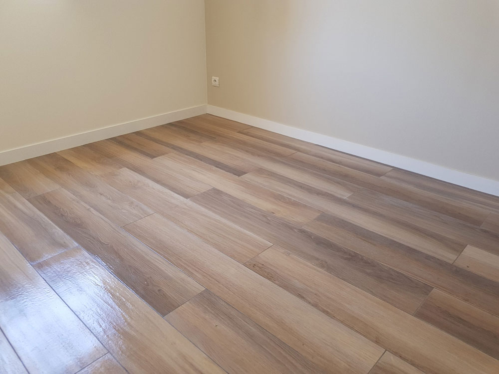 Sol en carrelage imitation parquet posé dans une pièce rénovée par un carreleur à Fréjus