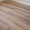 Sol en carrelage imitation parquet posé dans une pièce rénovée par un carreleur à Fréjus