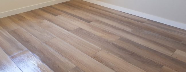 Sol en carrelage imitation parquet posé dans une pièce rénovée par un carreleur à Fréjus