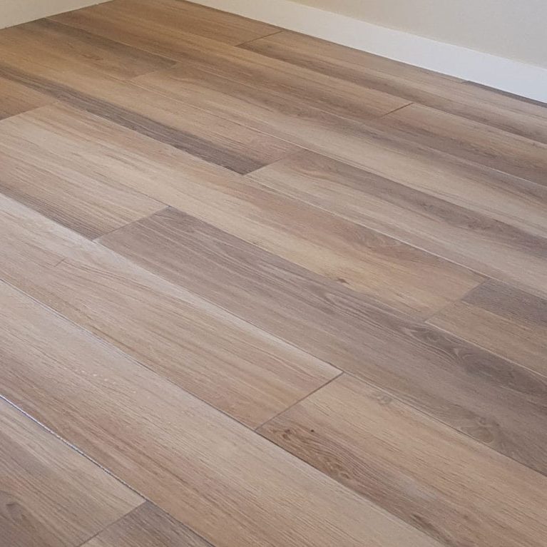 Sol en carrelage imitation parquet posé dans une pièce rénovée par un carreleur à Fréjus