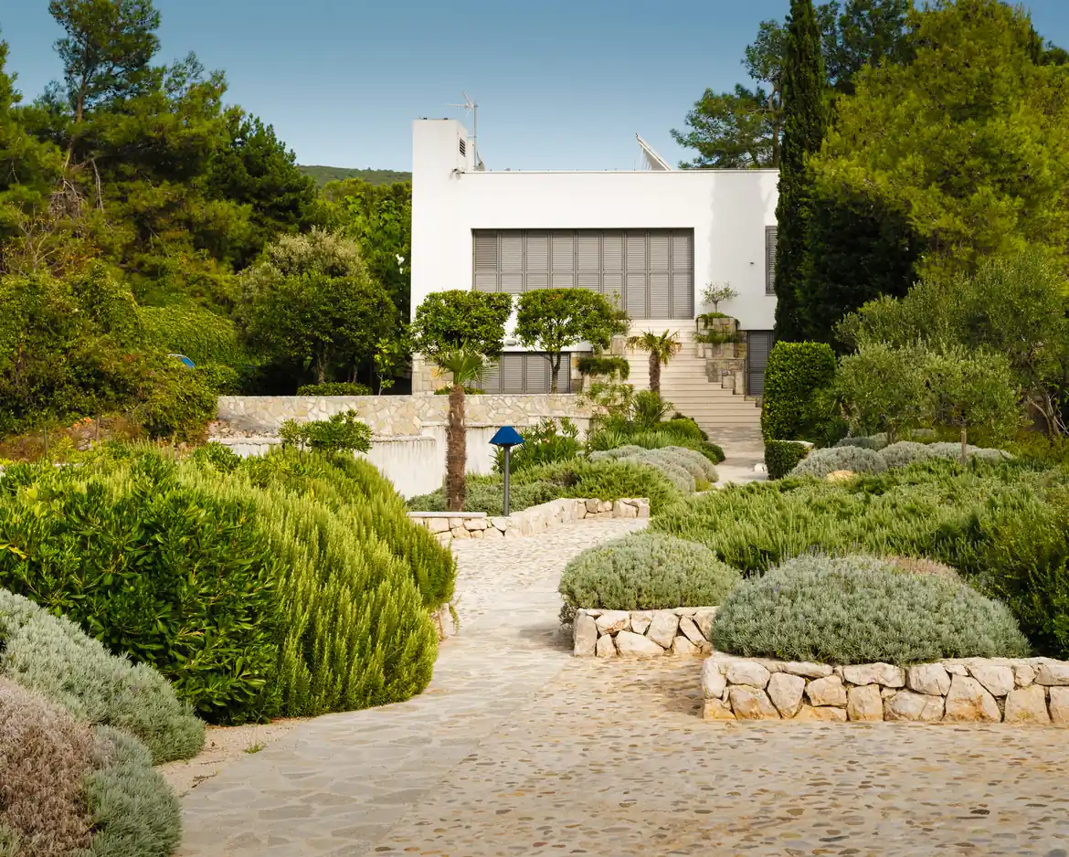 Maison sur terrain en pente dans le Var Maison contemporaine sur un terrain en pente aménagé en restanques de pierre sèche