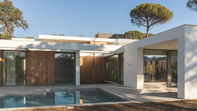 Prix d'une extension de maison dans le Var : villa contemporaine avec extension à toit plat