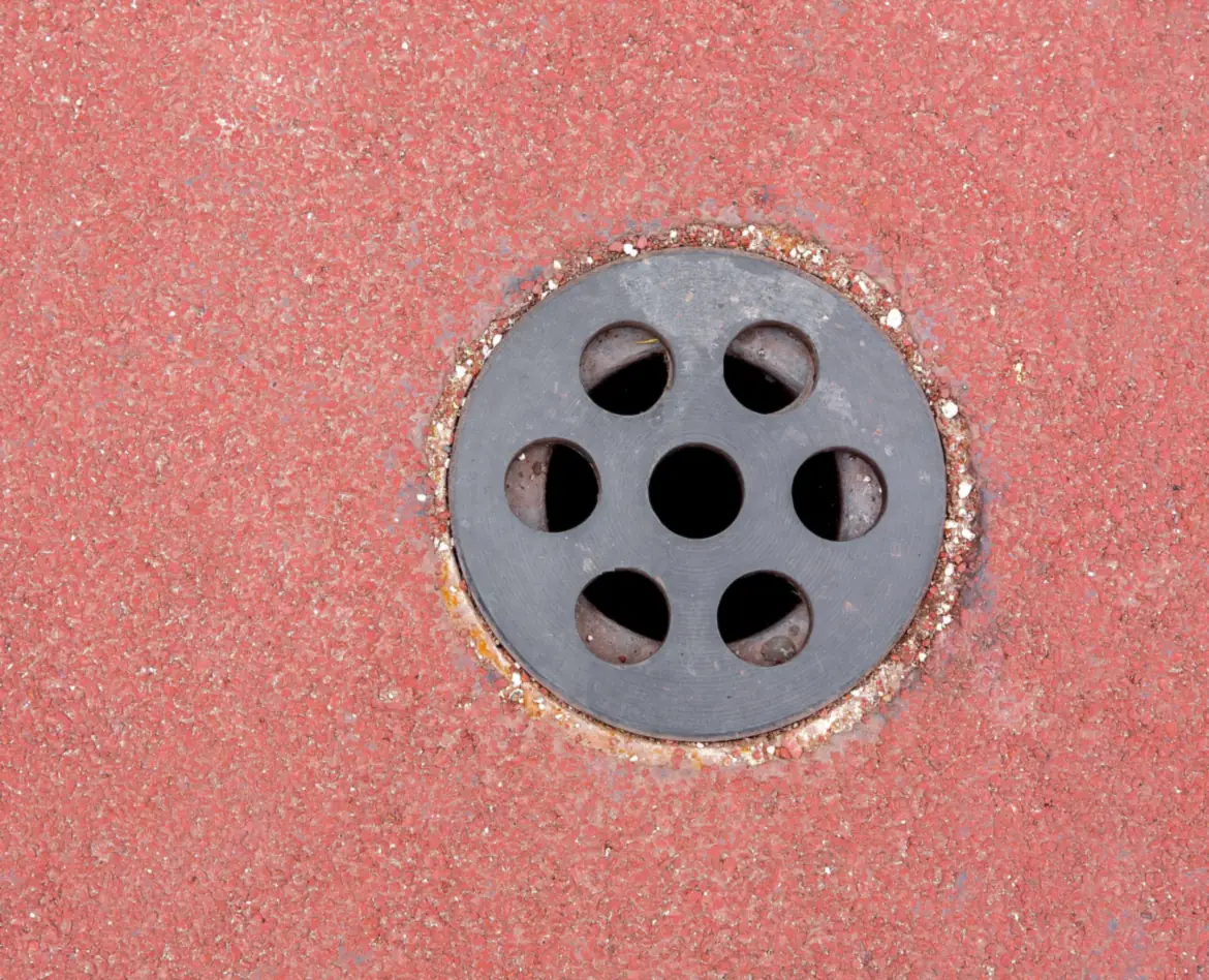 Évacuation d'eaux pluviales d'un toit terrasse Évacuation d'eaux pluviales avec sa grille sur un toit terrasse étanché