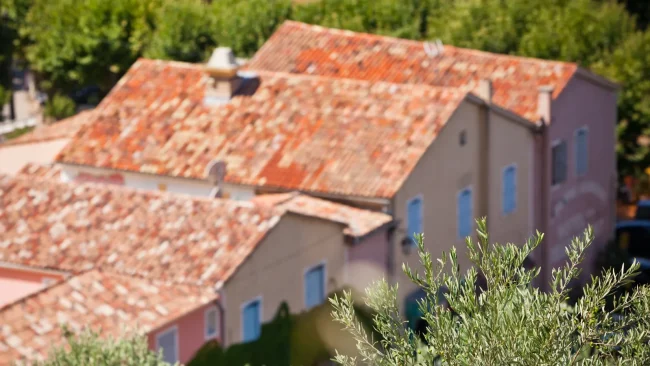 Prix d'une réfection de toiture dans le Var : maisons provençales couvertes en tuiles canal