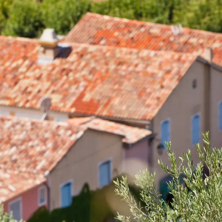 Prix d'une réfection de toiture dans le Var : maisons provençales couvertes en tuiles canal
