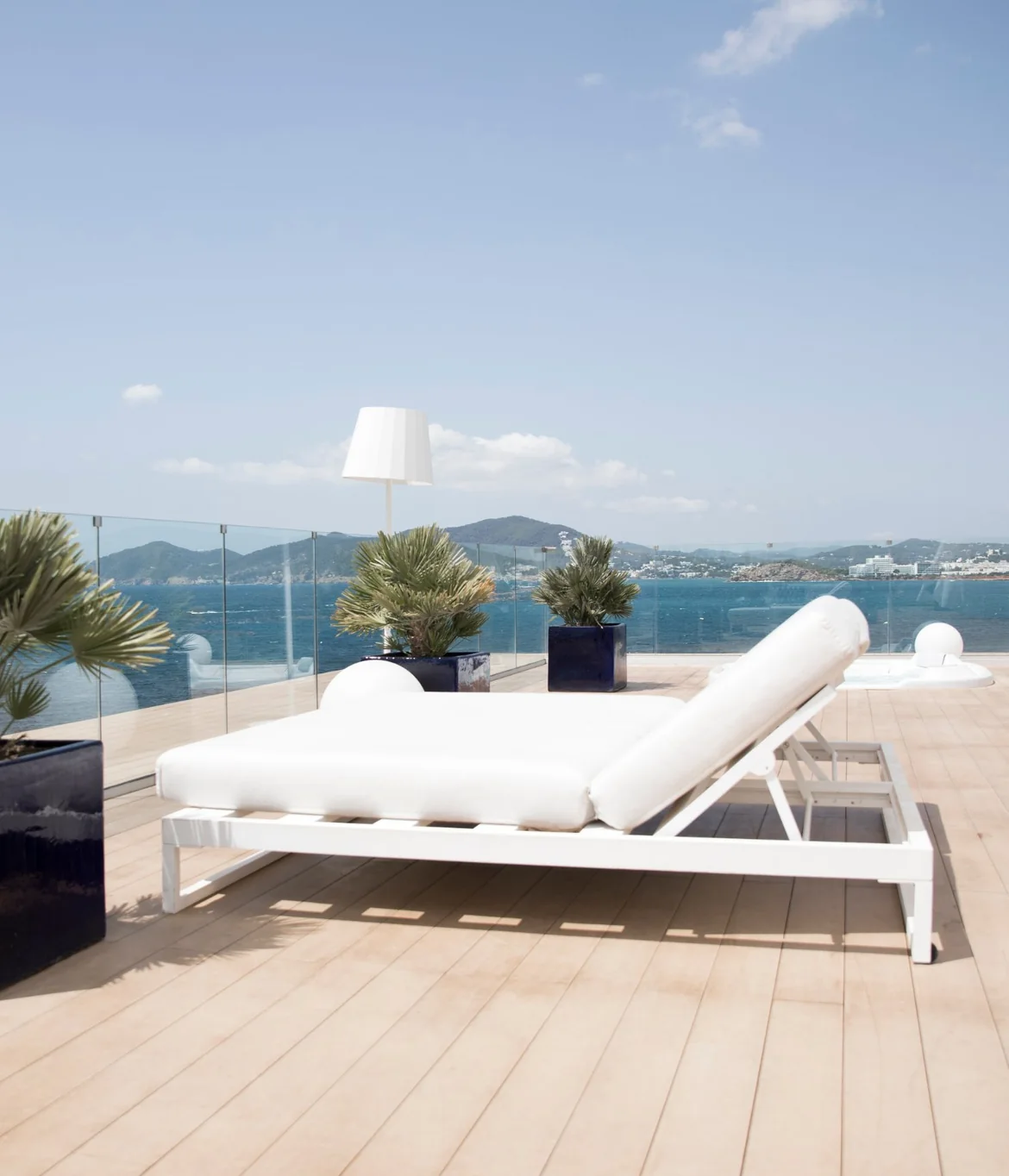 Toit terrasse accessible dans le Var Toit terrasse accessible avec platelage sur plots et garde-corps en verre, vue sur la mer
